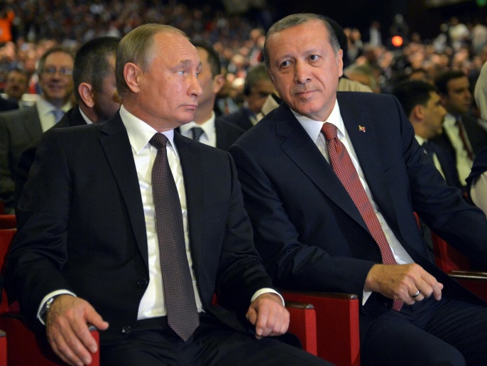 ‪أردوغان وبوتين يتجاوران أثناء افتتاح قمة الطاقة‬ (رويترز)