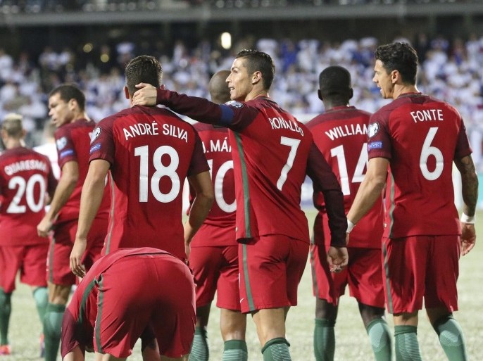 Portugal's Crisitano Ronaldo (C) and his team-mates celebrate a goal during the FIFA World Cup 2018 qualification match between Faroe Islands and Portugal at the Torsvollur stadium in Thorshavn, Faroe Islands, 10 October 2016.