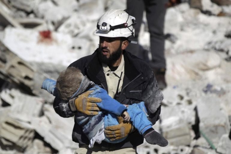 ATTENTION EDITORS - VISUAL COVERAGE OF SCENES OF DEATH AND INJURY A civil defence member carries a dead child in a site hit by what activists said were air strikes carried out by the Russian air force in the rebel-controlled area of Maaret al-Numan town in Idlib province, Syria January 9, 2016. REUTERS/Khalil Ashawi/File Photo