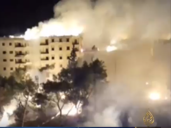 دخان قنابل فوسفورية ألقاها الطيران الروسي على حي الميسّر في مدينة حلب السورية