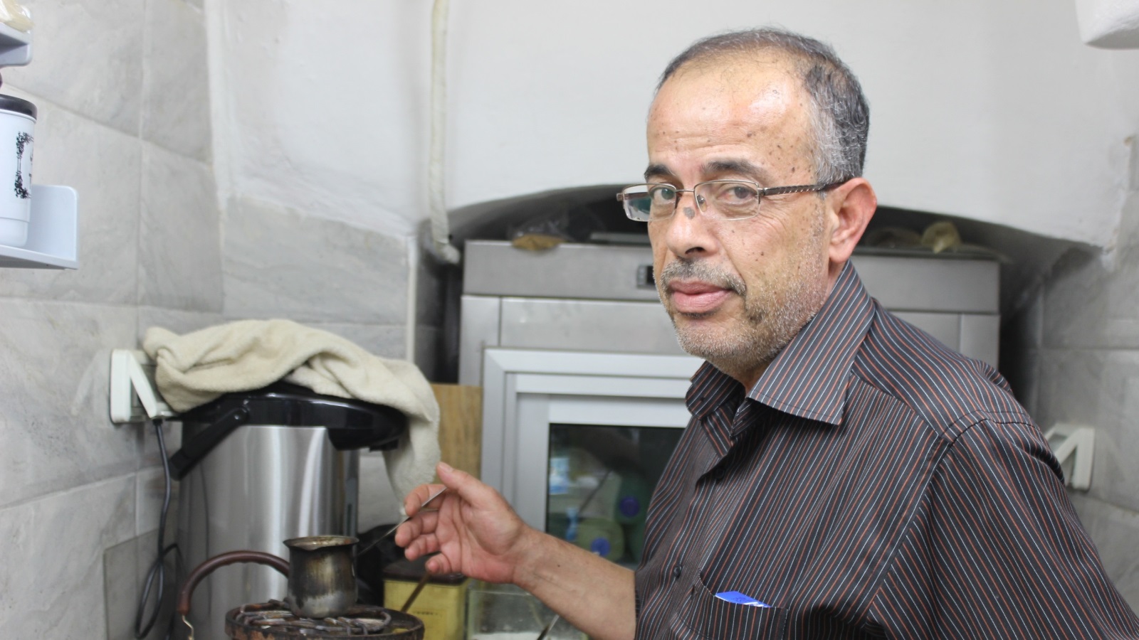 ‪البكري عاد من الإمارات بعد حرب الخليج ليجلس في مقهى والده بسوق العطّارين‬  (الجزيرة نت)