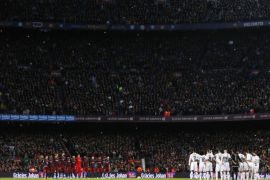 Football Soccer - FC Barcelona v Real Madrid - La Liga - Camp Nou, Barcelona - 2/4/16 General view as the players officials and fans observe a minutes silence in memory of Johan Cruyff before the match Reuters / Juan Medina Livepic EDITORIAL USE ONLY.