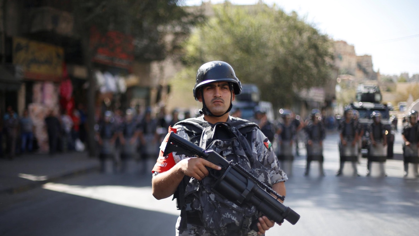 ‪استنفار قوات الأمن الأردنية تحسبا لتطور الاحتجاجات‬ (رويترز)