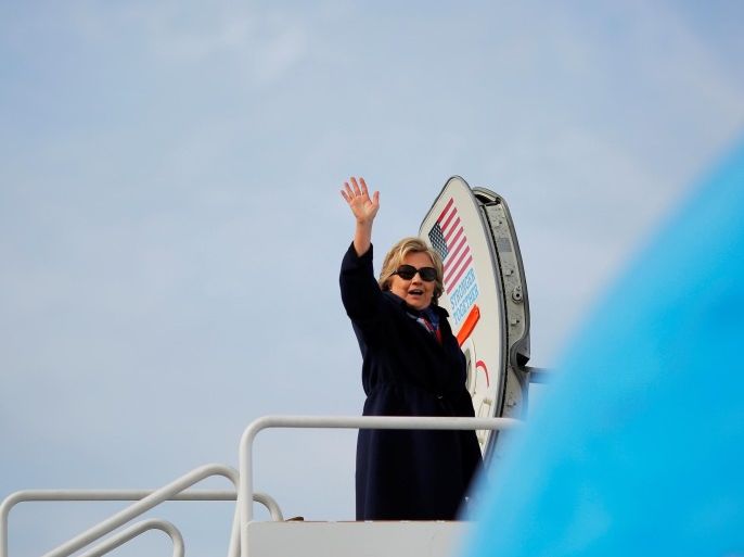 U.S. Democratic presidential nominee Hillary Clinton boards her campaign plane in White Plains, New York, U.S. October 29, 2016. REUTERS/Brian Snyder
