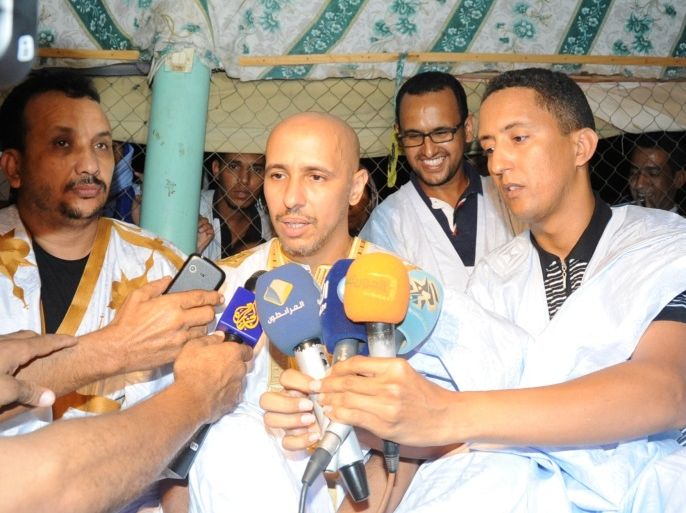 ولد صلاحي يدلي بتصريح صحافي عقب وصوله إلى منزله بالعاصمة الموريتانية نواكشوط بعد سنوات من الاعتقال بغوانتانامو