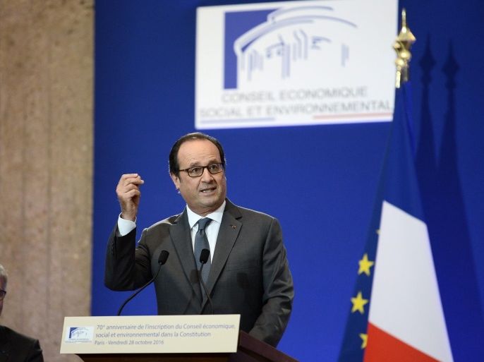French President Francois Hollande (R) speaks during a ceremony marking the 70th anniversary of the registration of French Conseil economique, social et environnemental (CESE - Economic, Social and Environmental Council) as part of the French constitution, at the CESE in Paris, France, 28 October 2016. EPA/STEPHANE DE SAKUTIN / POOL MAXPPP OUT