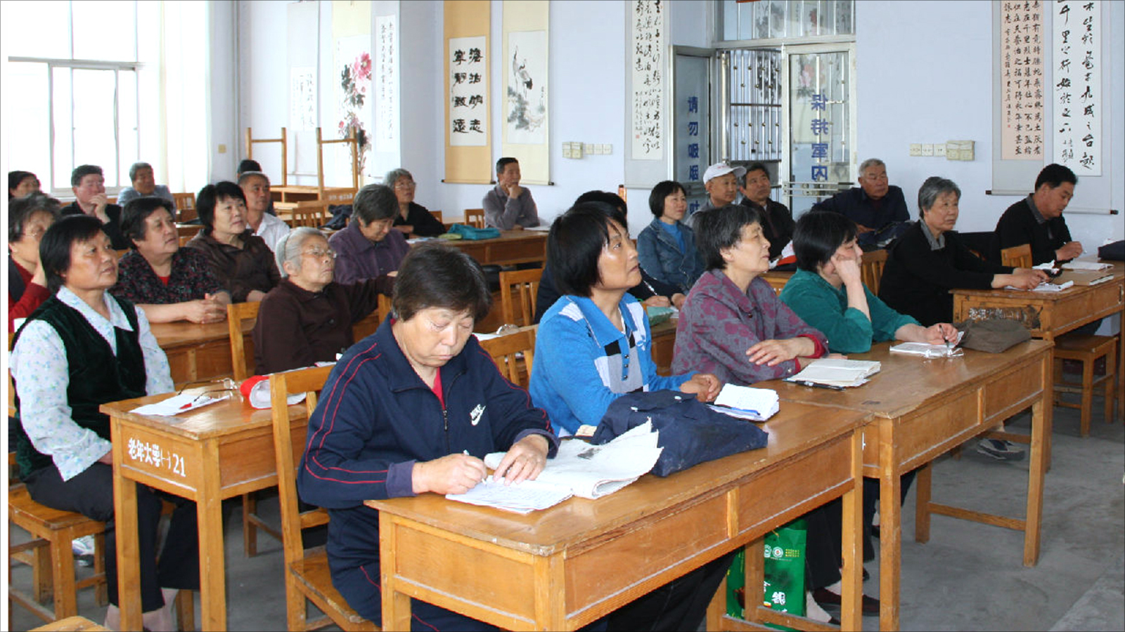 ‪مسنون صينيون في حصة دراسية‬ (الجزيرة)