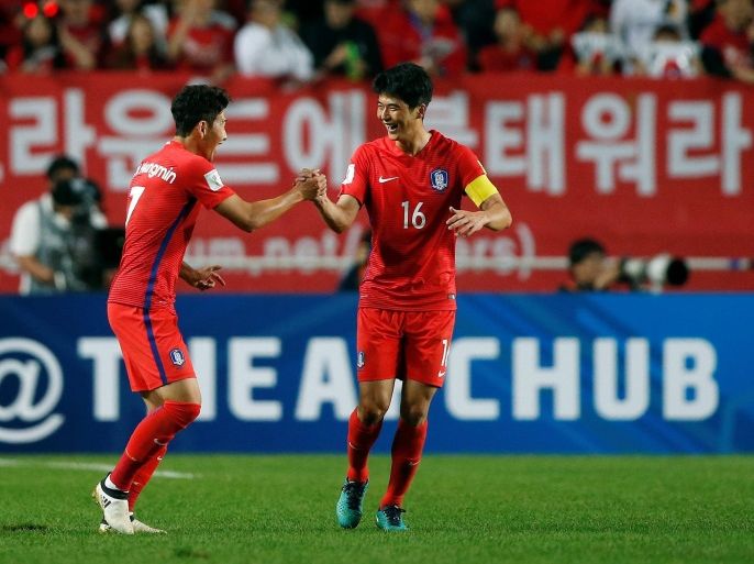 REFILE-CAPTION CLARIFICATION Football Soccer - South Korea v Qatar - World Cup 2018 Qualifier - Suwon, South Korea - 06/10/16 - Son Heung-Min (L) of South Korea and his teammate Ki Sung-Yeung celebrates a goal. REUTERS/Kim Hong-Ji