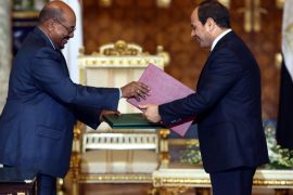 Egyptian President Abdel Fattah al-Sisi (R) and Sudanese President Omar Bashir (L) exchange a number of agreements in Cairo, Egypt, 05 Otober 2016. The meeting came as part of the Egyptian-Sudanese high committee, and its the first time that two presidents have headed this committee as its always held at the prime ministerial level. A number of economic agreements was signed during the meeting.