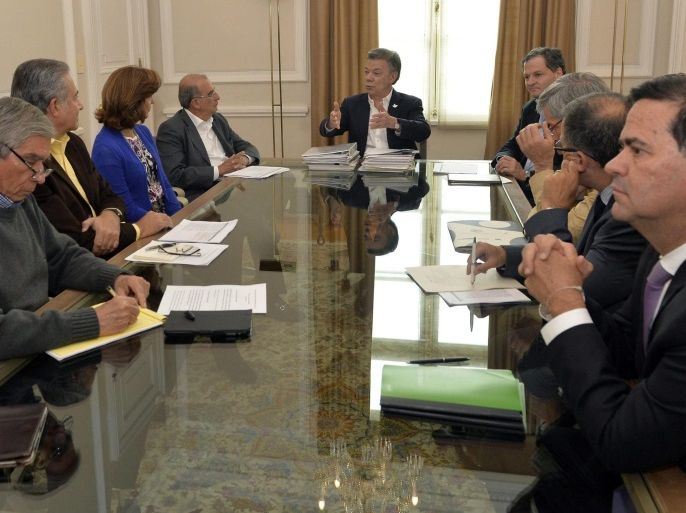 Chief of Colombian government delegation in the peace talks with guerrilla of FARC Humberto de la Calle (C-L) and High Commissioner of Peace Sergio Jaramillo (C-R) during a meeting with Colombian President Juan Manuel Santos (C) in Bogota, Colombia, 21 October 2016. The negotiation team of the government return on 21 October 2016 to Havana, Cuba, to try to obtain a new agreement with FARC after the vcitory of the NO in the last 02 October referendum. EPA/JUAN DAVID TEN