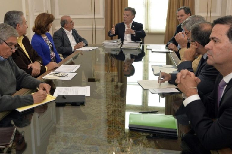Chief of Colombian government delegation in the peace talks with guerrilla of FARC Humberto de la Calle (C-L) and High Commissioner of Peace Sergio Jaramillo (C-R) during a meeting with Colombian President Juan Manuel Santos (C) in Bogota, Colombia, 21 October 2016. The negotiation team of the government return on 21 October 2016 to Havana, Cuba, to try to obtain a new agreement with FARC after the vcitory of the NO in the last 02 October referendum. EPA/JUAN DAVID TEN
