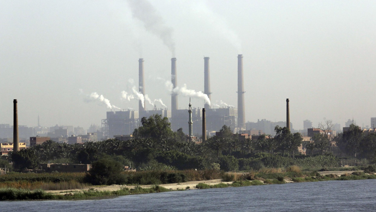 مصر تعتمد على الوقود الأحفوري بشكل رئيسي لتوليد الطاقة (أسوشيتد برس)
