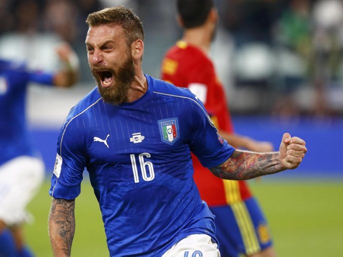 Football Soccer - Italy v Spain - World Cup 2018 Qualifier - Juventus stadium, Turin, Italy - 06/10/16. Italy's Daniele De Rossi celebrates after scoring a penalty against Spain. REUTERS/Stefano Rellandini