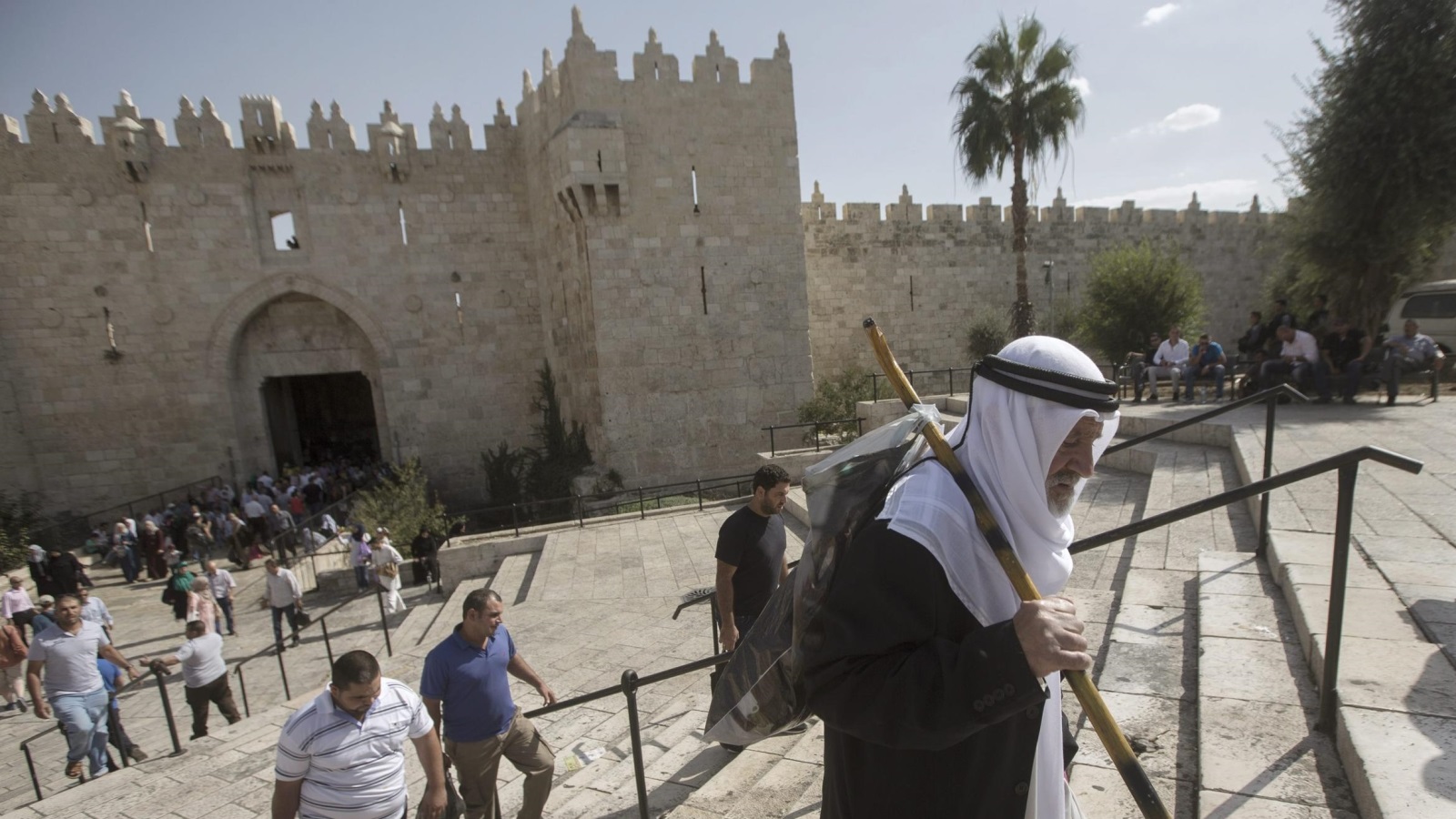 ‪شيخ فلسطيني يقصد المسجد الأقصى لصلاة الجمعة‬ شيخ فلسطيني يقصد المسجد الأقصى لصلاة الجمعة (الأوروبية)