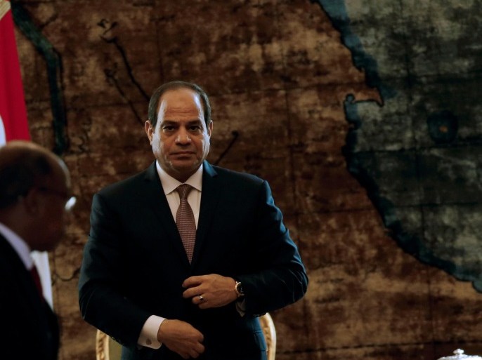 Egypt's President Abdel Fattah al-Sisi walks to attend a meeting to exchange a number of agreements with Sudanese President Omar Hassan al-Bashir (unseen) at the El-Thadiya presidential palace in Cairo, Egypt, October 5, 2016. REUTERS/Amr Abdallah Dalsh