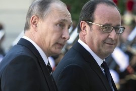 Russian President Vladimir Putin (L) is welcomed by French President Francois Hollande (R) as he arrives at the Elysee Palace for a summit on Ukraine, in Paris, France, 02 October 2015. German Chancellor Angela Merkel, Ukrainian President Petro Porochenko, French President Francois Hollande and Russian President Vladimir Putin are to take part in the summit.