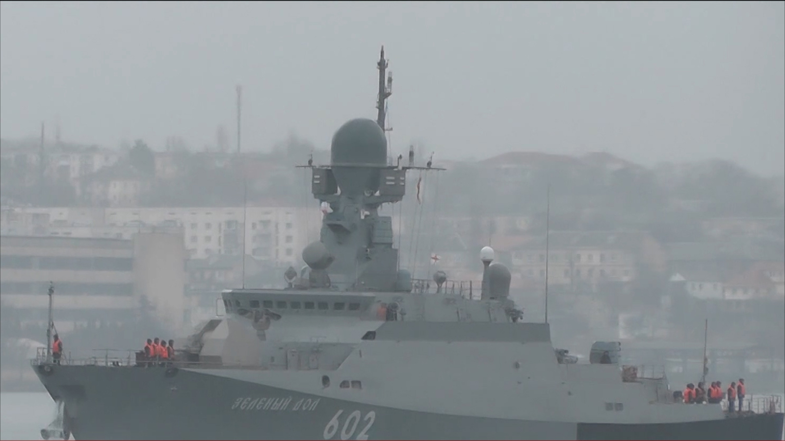 ‪سفينتان تنضمان للأسطول الروسي قبالة السواحل السورية‬  (الجزيرة)