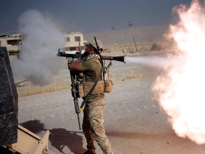 أحد أفراد القوات الخاصة العراقية يطلق قذيفة 