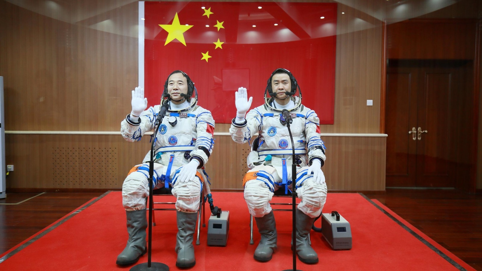 ‪رائدا الفضاء اللذين انطلقا في الرحلة اليوم، تشين دونغ‬ (يمين)(رويترز)