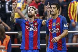 Barcelona's Lionel Messi (L) celebrates after scoring the winning goal during the Spanish Primera Division match between Valencia FC and Barcelona FC held at the Mestalla stadium in Valencia, Spain, 22 October 2016.