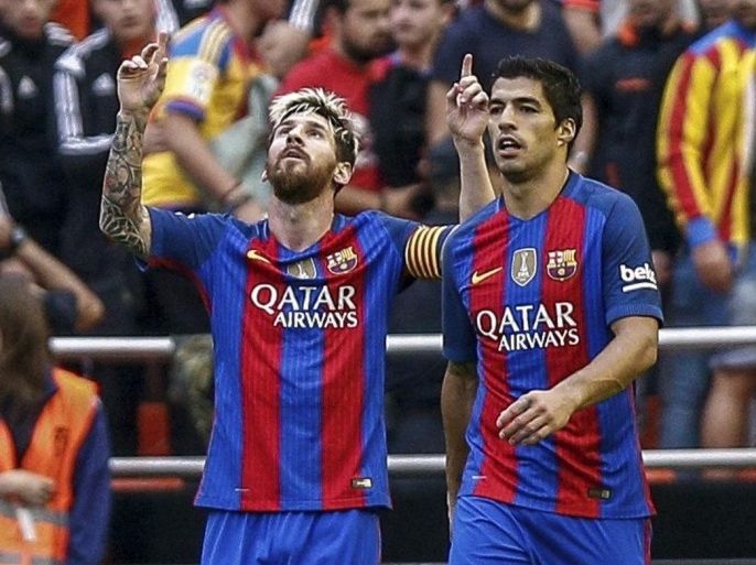 Barcelona's Lionel Messi (L) celebrates after scoring the winning goal during the Spanish Primera Division match between Valencia FC and Barcelona FC held at the Mestalla stadium in Valencia, Spain, 22 October 2016.
