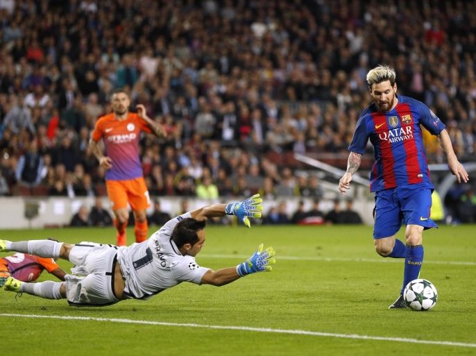 Football Soccer - FC Barcelona v Manchester City - UEFA Champions League Group Stage - Group C - The Nou Camp, Barcelona, Spain - 19/10/16 Barcelona's Lionel Messi rounds Manchester City's Claudio Bravo to score their first goal Action Images via Reuters / John Sibley Livepic EDITORIAL USE ONLY.