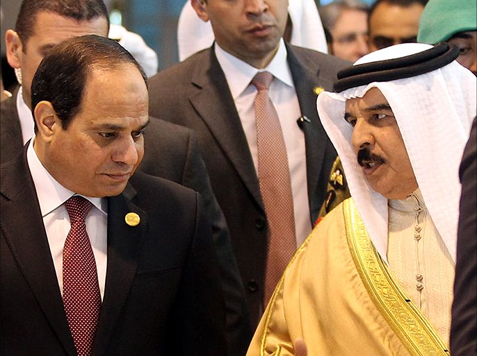 epa04660674 Egyptian President Abdel Fattah al-Sisi (L) talks with King of Bahrain Hamad bin Isa Al Khalifa (R) before the Economic Development Conference (EEDC), in the Red Sea resort of Sharm El-Sheikh, Egypt, 13 March 2015. Egyptian President Abdel Fattah al-Sisi will on 13 March open the Egypt Economic Development Conference in the resort town of Sharm al-Sheikh in the presence of global business executives and government officials. Egypt's economy has been wracked by four years of unrest since the 2011 revolt that deposed longtime president Hosni Mubarak. EPA/KHALED ELFIQI