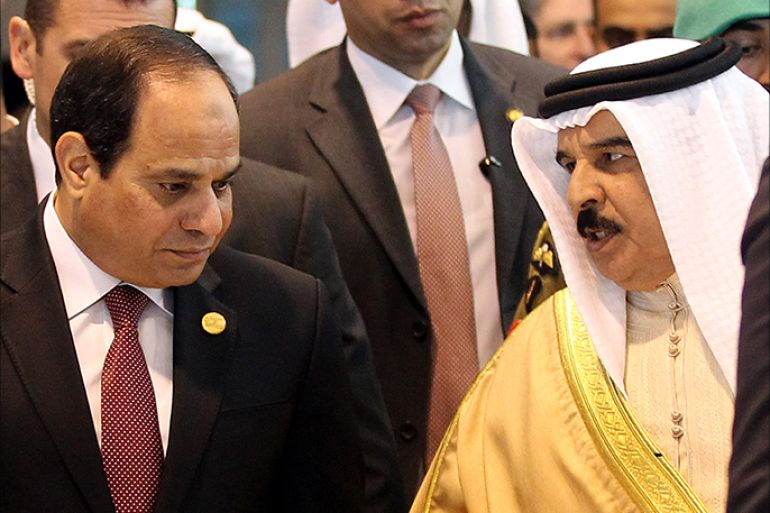 epa04660674 Egyptian President Abdel Fattah al-Sisi (L) talks with King of Bahrain Hamad bin Isa Al Khalifa (R) before the Economic Development Conference (EEDC), in the Red Sea resort of Sharm El-Sheikh, Egypt, 13 March 2015. Egyptian President Abdel Fattah al-Sisi will on 13 March open the Egypt Economic Development Conference in the resort town of Sharm al-Sheikh in the presence of global business executives and government officials. Egypt's economy has been wracked by four years of unrest since the 2011 revolt that deposed longtime president Hosni Mubarak. EPA/KHALED ELFIQI