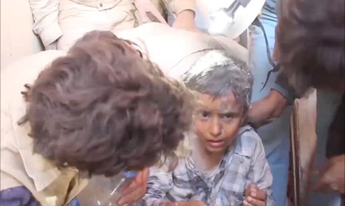 إنقاذ طفل من تحت ركام مبنى بحي في حلب