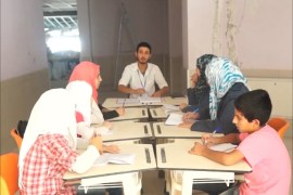 مركز تطوعي لتعليم للأطفال بحي الوعر المحاصر