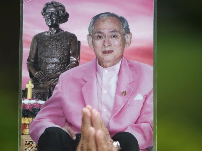 A Thai well-wisher holds a portrait of Thai King Bhumibol Adulyadej as she prays for his recovery at Siriraj Hospital in Bangkok, Thailand, 10 October 2016. According to the royal palace officials on 09 October 2016, Thai King Bhumibol Adulyadej, 88, the world's longest reigning monarch, is in an unstable condition following a hemodialysis treatment. The king's health has been carefully monitored in the country where the monarch is widely revered.