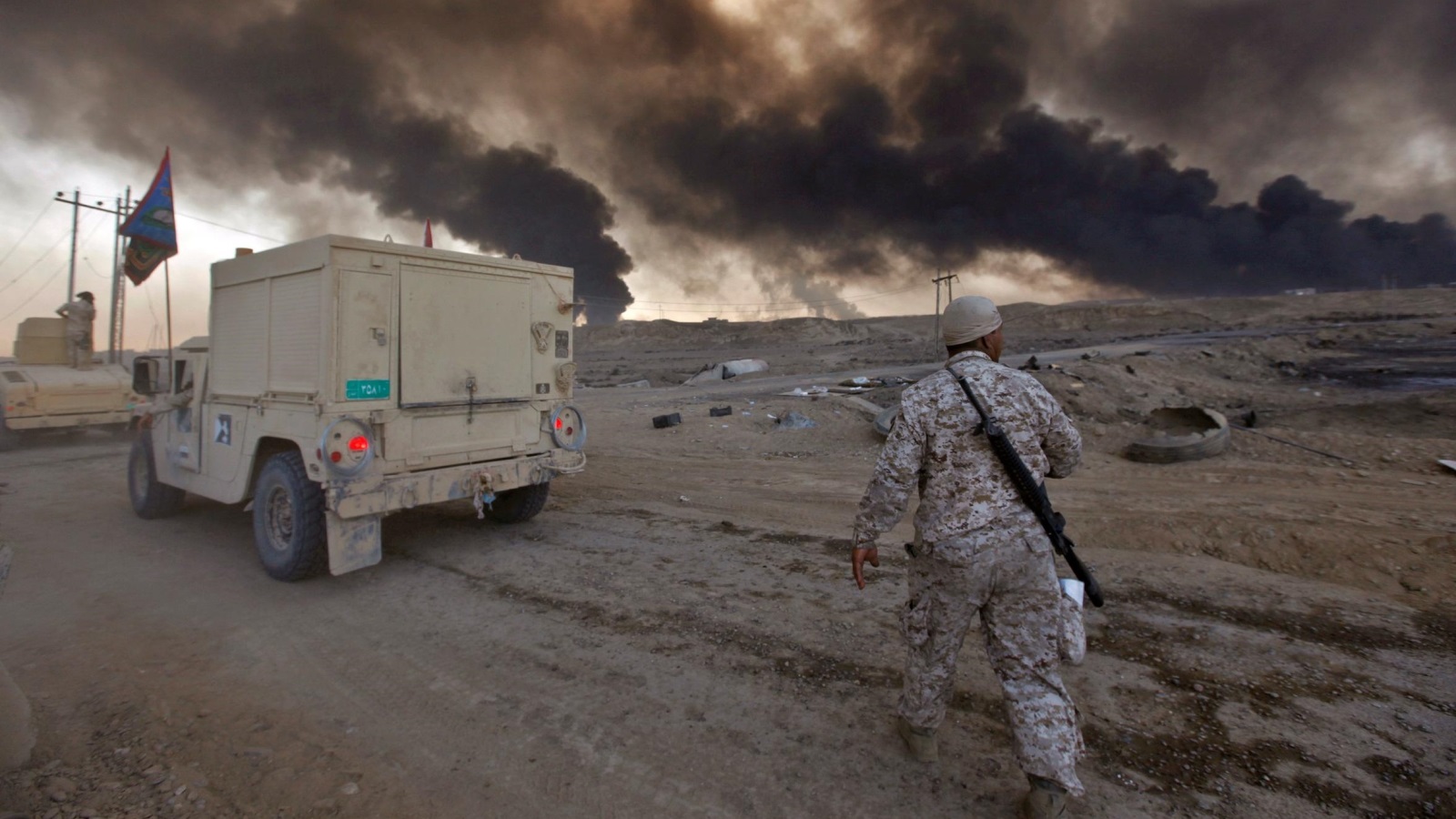 قوات الجيش العراقي في منطقة القيارة جنوب الموصل (رويترز)