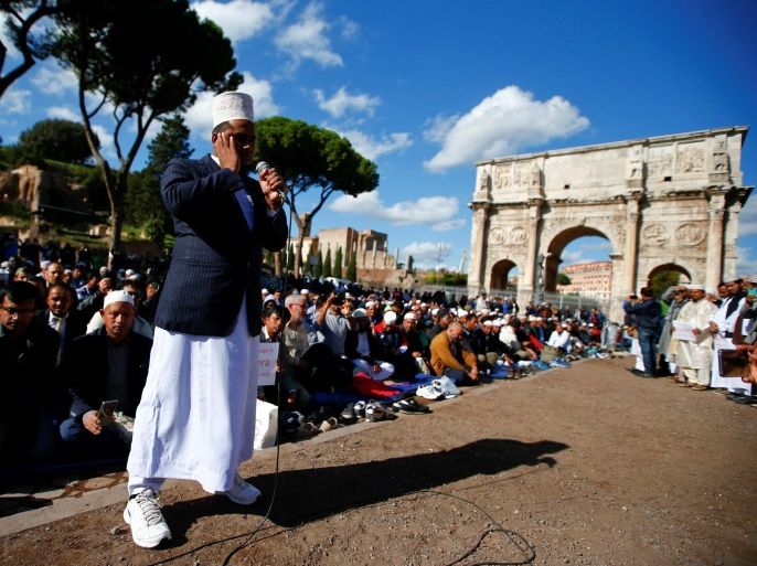 Muslims hold Friday prayers in front of the Colosseum in Rome, Italy October 21, 2016, to protest against the closure of unlicensed mosques. REUTERS/Tony Gentile