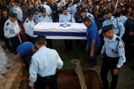 Israeli policemen prepare to lower the coffin of Israeli policeman Yosef Kirma, who was killed by a Palestinian assailant who fired from a car before being shot dead by Israeli police in Jerusalem, at Mount Herzl cemetery in Jerusalem October 9, 2016. REUTERS/Ronen Zvulun