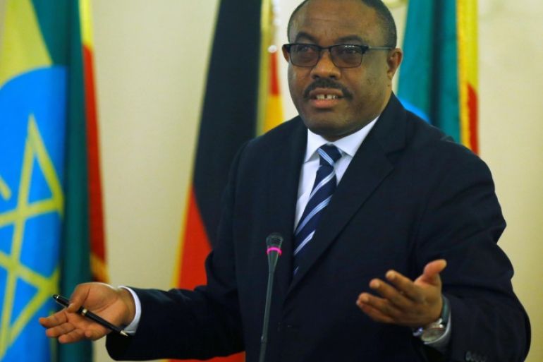 Ethiopian Prime Minister Hailemariam Desalegn gestures during a news conference in Addis Ababa, Ethiopia, October 11, 2016. REUTERS/Tiksa Negeri