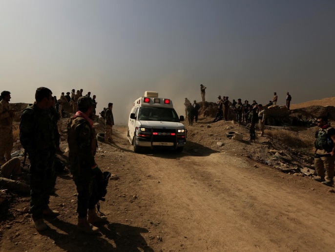 مقاتلون من البشمركة الكردية خارج بلدة نوران قرب الموصل (رويترز)