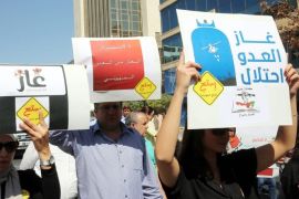 Jordanian protesters shout slogans against Jordanian Government and Israel, and carry a banner and placards against israel in front of the Professional Association in Amman, Jordan, 07 October 2016. Jordanians marched in a protest against Jordan-Israeli Gas deal. The government-owned National Electric Power Company signed an agreement with Noble Energy under in which the latter will provide 40 percent of the Kingdom's electricity-generating needs.