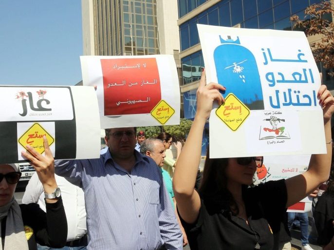 Jordanian protesters shout slogans against Jordanian Government and Israel, and carry a banner and placards against israel in front of the Professional Association in Amman, Jordan, 07 October 2016. Jordanians marched in a protest against Jordan-Israeli Gas deal. The government-owned National Electric Power Company signed an agreement with Noble Energy under in which the latter will provide 40 percent of the Kingdom's electricity-generating needs.