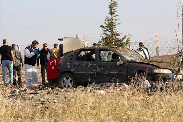 Police forensic experts examine a car after a blast detonated by two militants, in the countryside of Haymana near Ankara, Turkey, October 8, 2016. REUTERS/Stringer EDITORIAL USE ONLY. NO RESALES. NO ARCHIVE TPX IMAGES OF THE DAY