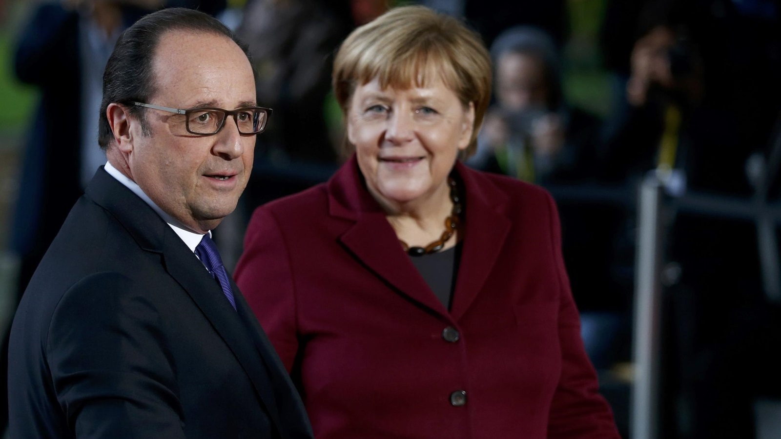 المستشارة الألمانية أثناء استقبالها الرئيس الفرنسي في برلين اليوم الأربعاء (رويترز)