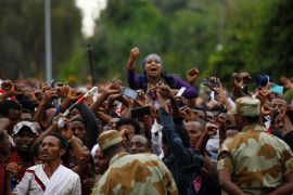 Demonstrators chant slogans while flashing the Oromo protest gesture during Irreecha, the thanksgiving festival of the Oromo people, in Bishoftu town, Oromia region, Ethiopia, October 2, 2016. REUTERS/Tiksa Negeri