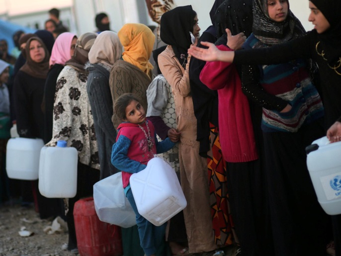 ‪لاجئو الموصل في مخيم الخازر ينتظرون الحصول على مساعدات‬ (رويترز)
