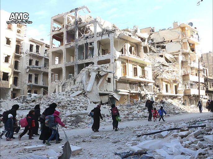 حركة نزوح واسعة لسكان الأحياء الشرقية في مدينة حلب المحاصرة