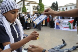 من وقفة سابقة ضد التطبيع بالمغرب ـ طفل يحرق العلم الإسرائيلي ـ الجزيرة نت