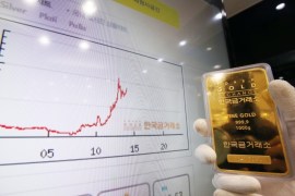 A Korea Gold Exchange (KGE) official shows a gold bar in front of a sign showing the rapid increase of the gold price index in reaction to Brexit at the KGE in Seoul, South Korea, 24 June 2016. Britons in a referendum on 23 June have voted by a narrow margin to leave the European Union (EU). Media reports on early 24 June indicate that 51.9 per cent voted in favour of leaving the EU while 48.1 per cent voted for remaining in. EPA/YONHAP SOUTH KOREA OUT
