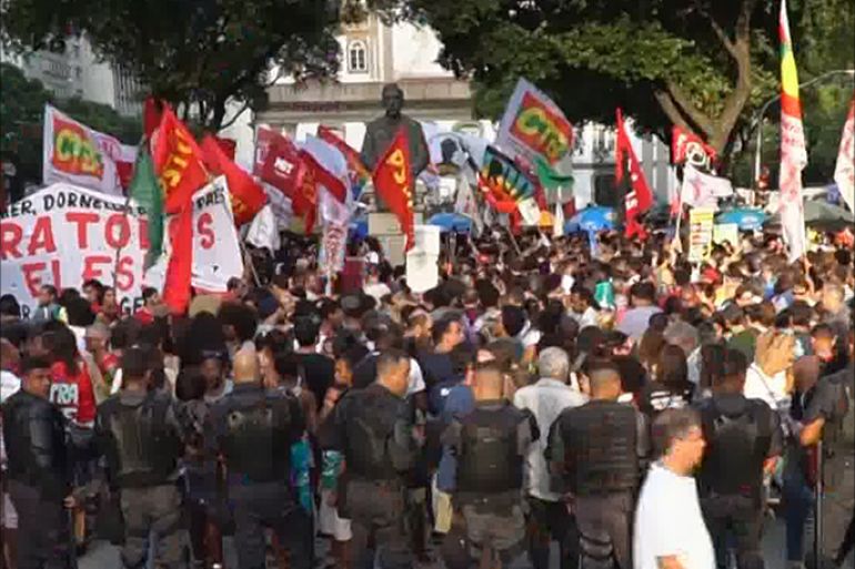 اشتبكت الشرطة البرازيلية مع متظاهرين في مدينة ريو دي جانيرو البرازيلية، بعد مسيرة احتجاجات شارك فيها الآلاف ضد مقترحات خفض الإنفاق من قبل الحكومة الفدرالية.