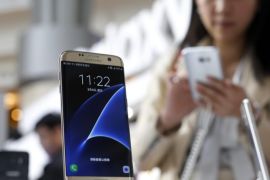A visitor tests a Samsung Galaxy S7 edge smartphone displayed during a pre promotional show in Taipei, Taiwan, 04 March 2016. According to news reports, Samsung Electronics Co. sold the most smartphones followed by Apple Inc., Asustek Computers Inc. and HTC Corporation from around 728,000 total smartphone sales in Taiwan by January 2016.