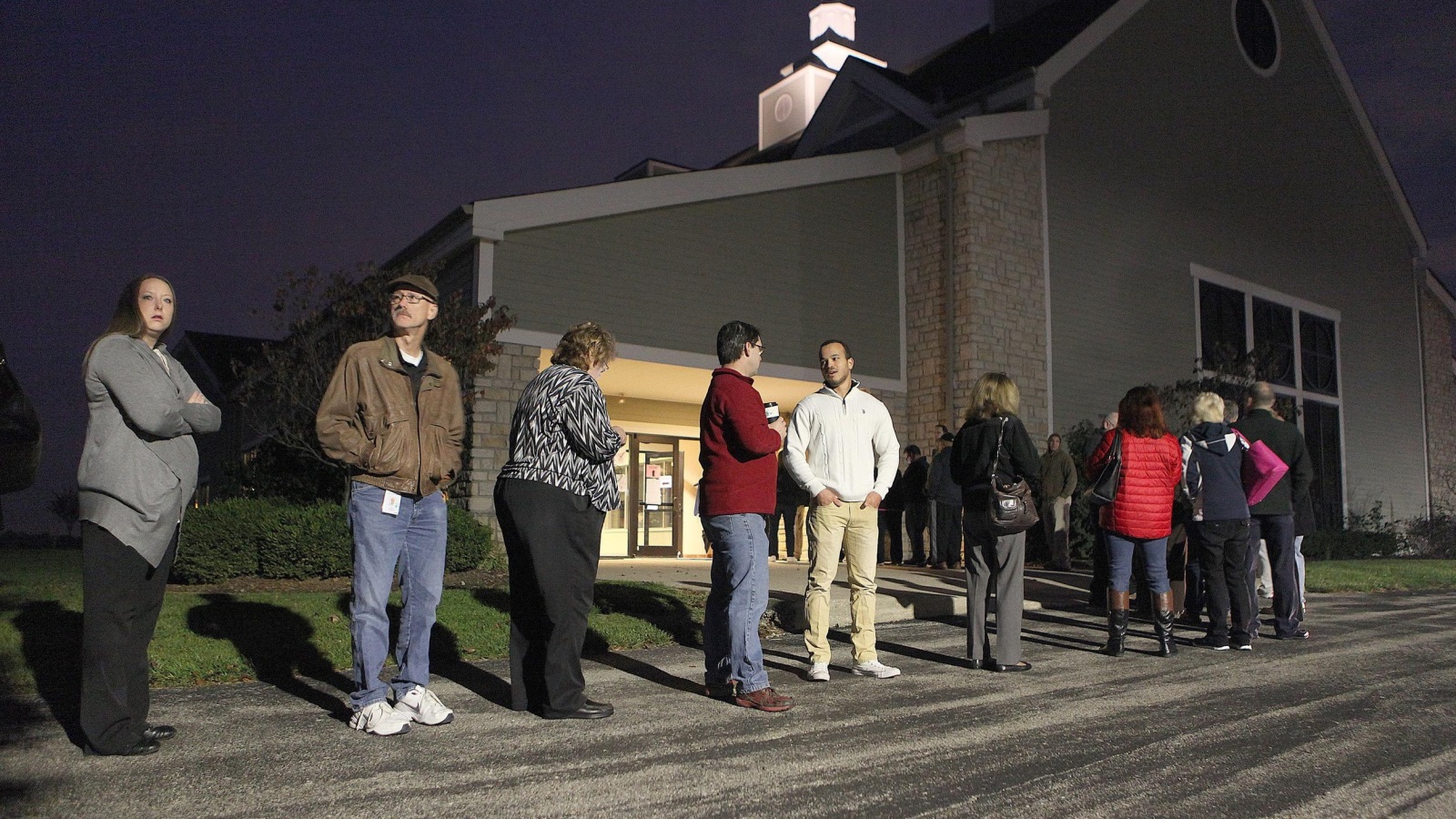 ‪الناخبون الأميركيون يصطفون في طوابير قبل أن تفتح مراكز الاقتراع في أوهايو‬ (الأوروبية)