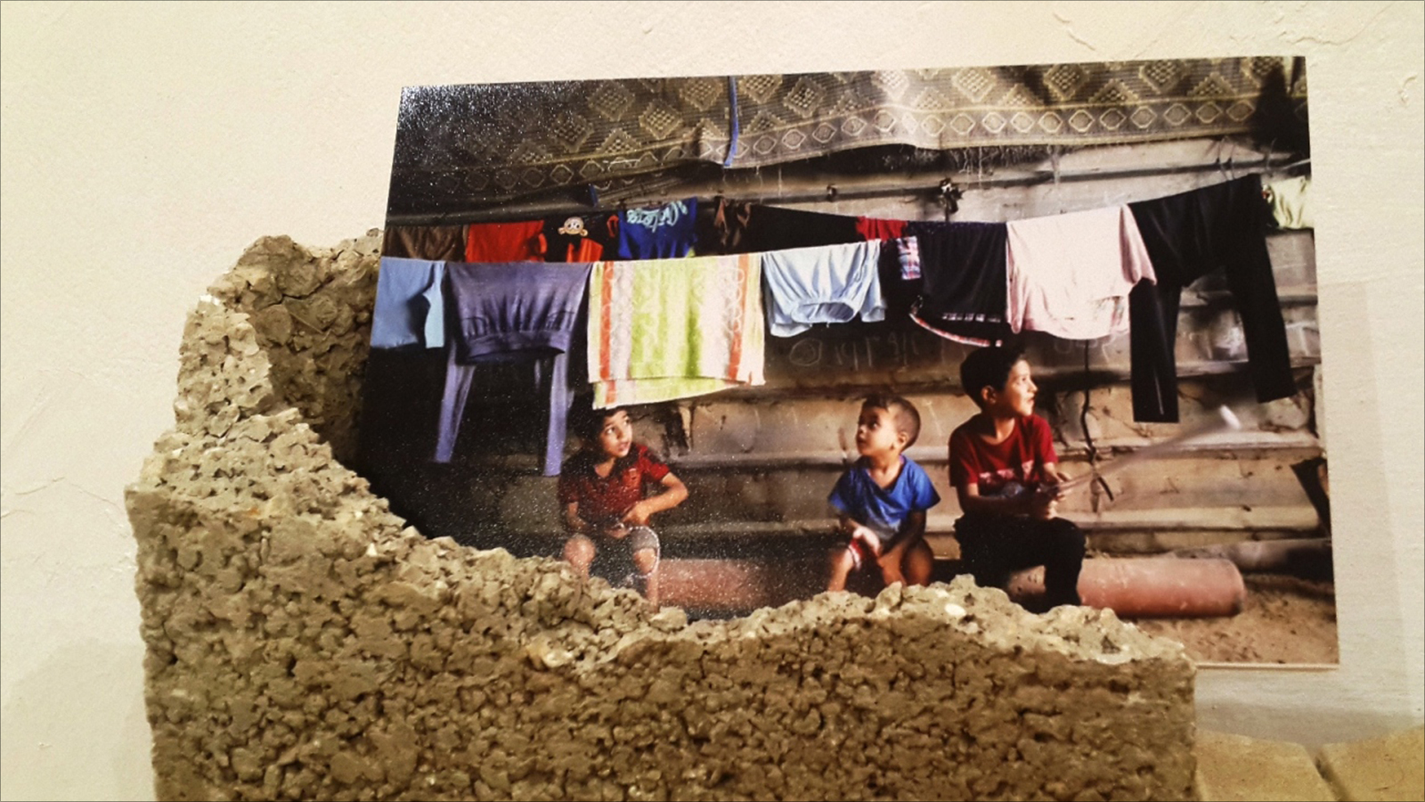 صورة لأطفال من غزة ينتظرون الإعمار في معرض 