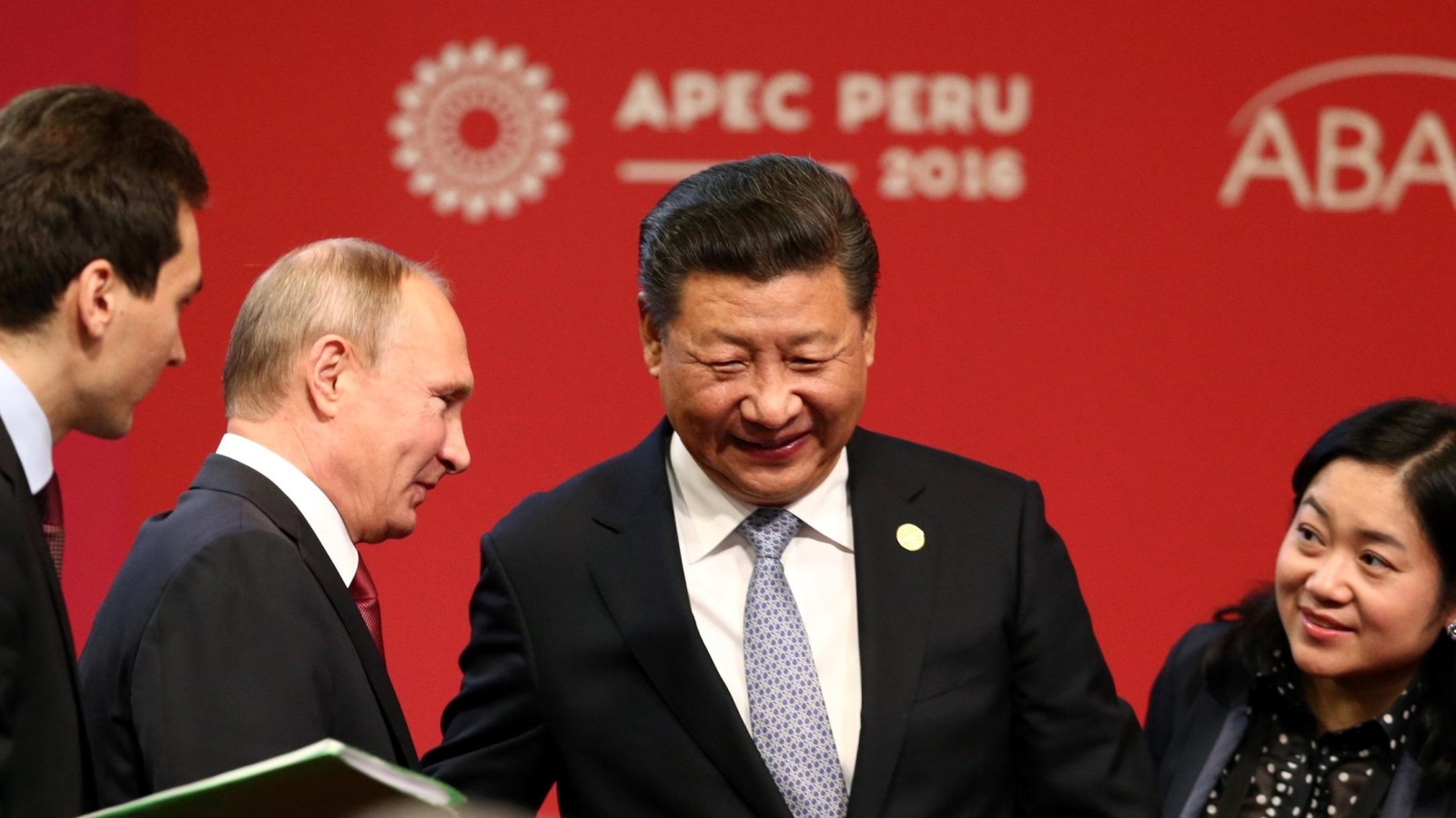 الرئيس الصيني (وسط) مع نظيره الروسي في أحد اجتماعات المنتدى 